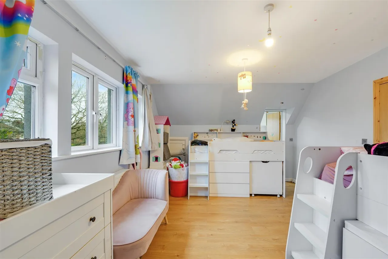 Old Farm Road, Hampton, TW12, photo 10