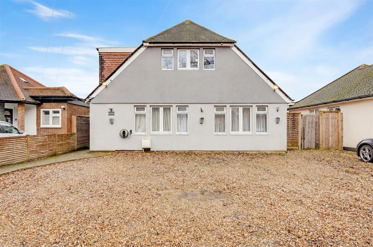 4 bed house for sale, Old Farm Road, Hampton, TW12
