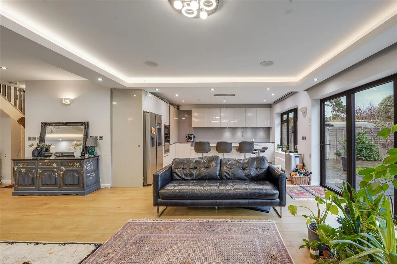 Old Farm Road, Hampton, TW12, photo 7