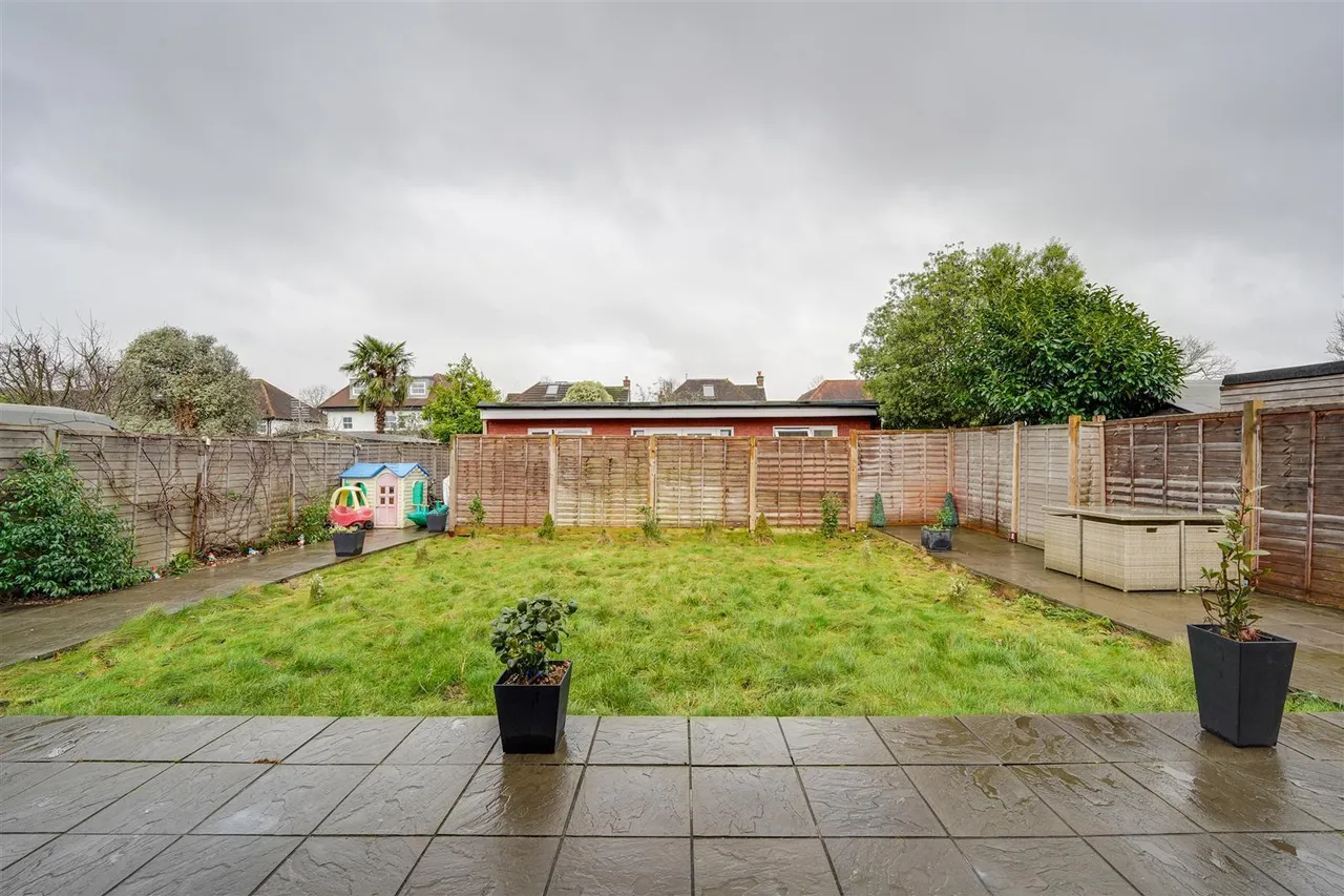 Old Farm Road, Hampton, TW12, photo 6