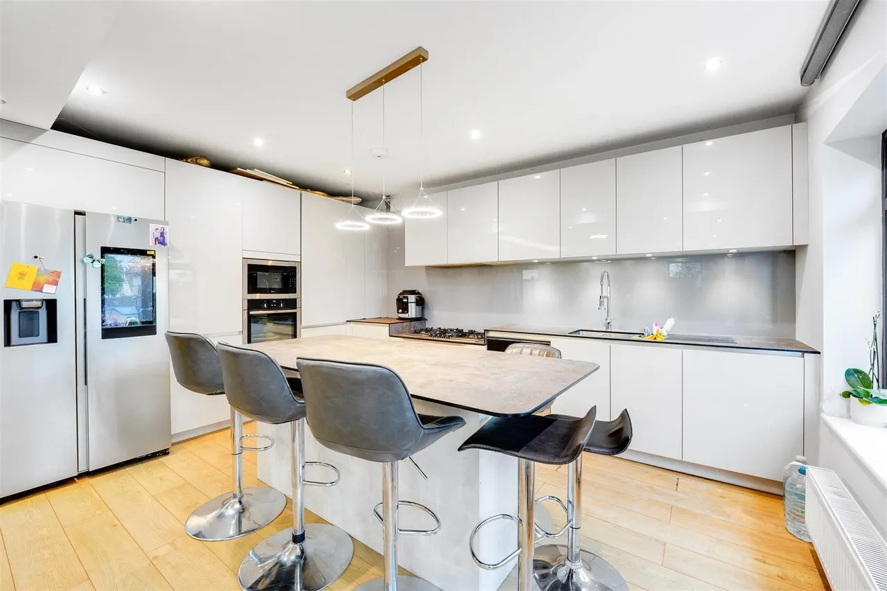 Old Farm Road, Hampton, TW12, photo 8