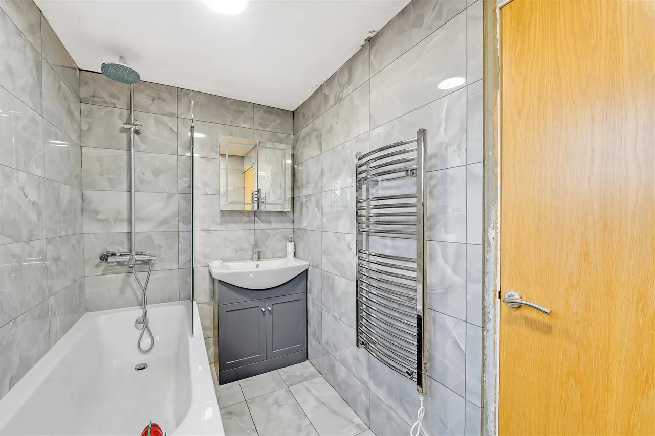 Old Farm Road, Hampton, TW12, photo 11