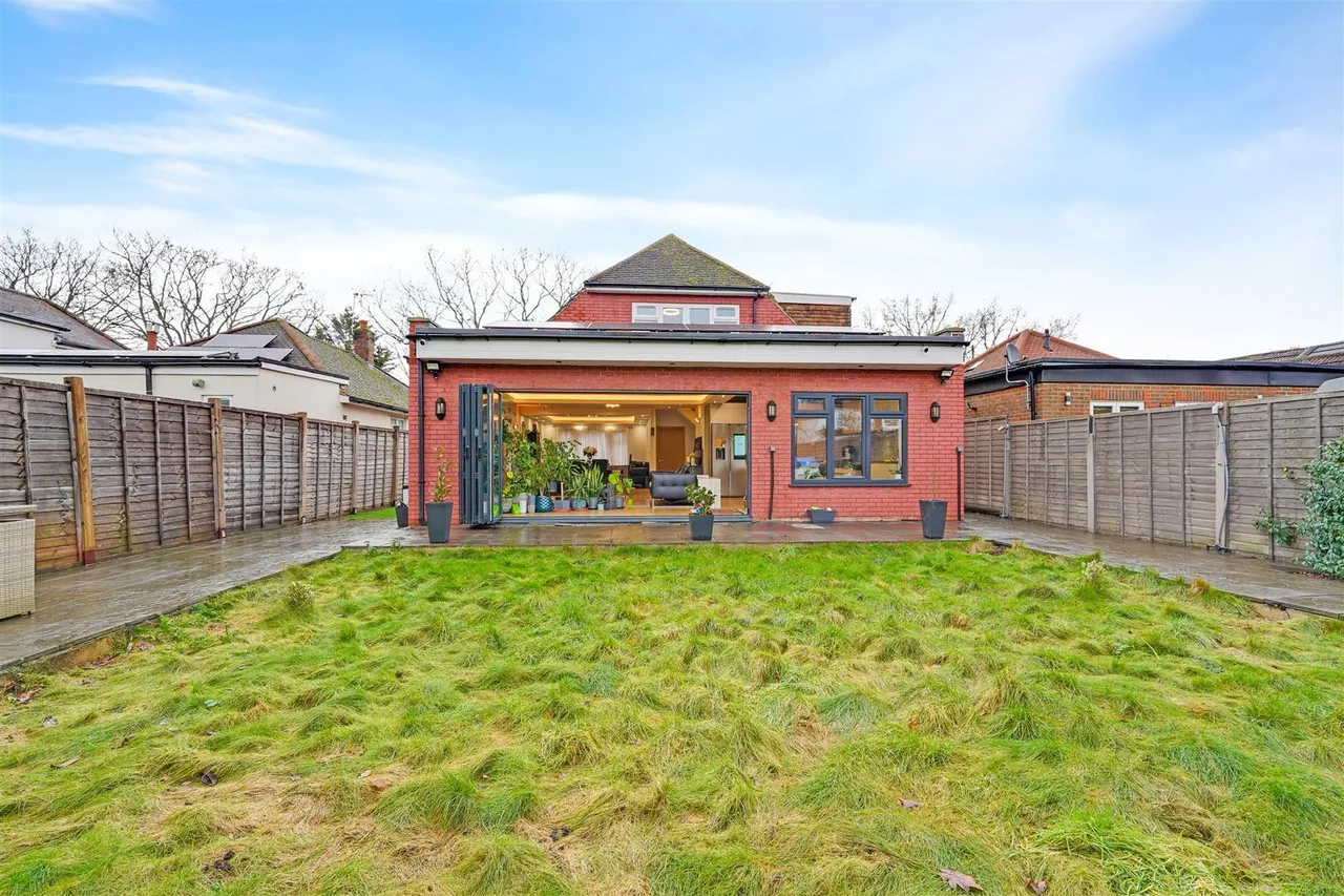 Old Farm Road, Hampton, TW12, photo 4