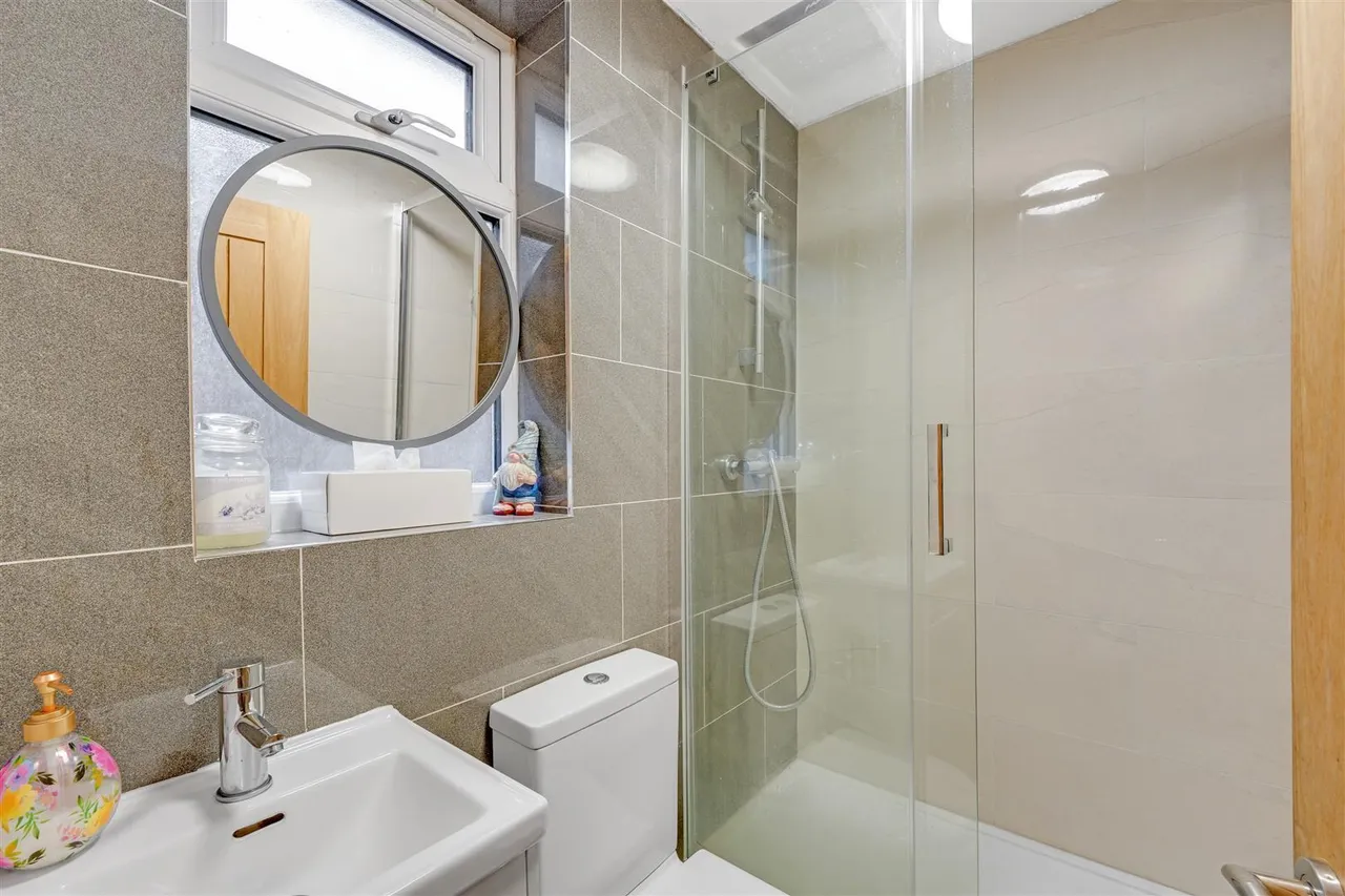 Old Farm Road, Hampton, TW12, photo 12