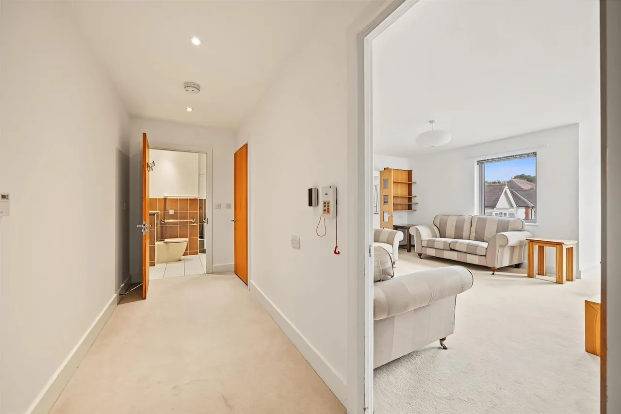 Kingston Road, Raynes Park, SW20, photo 13