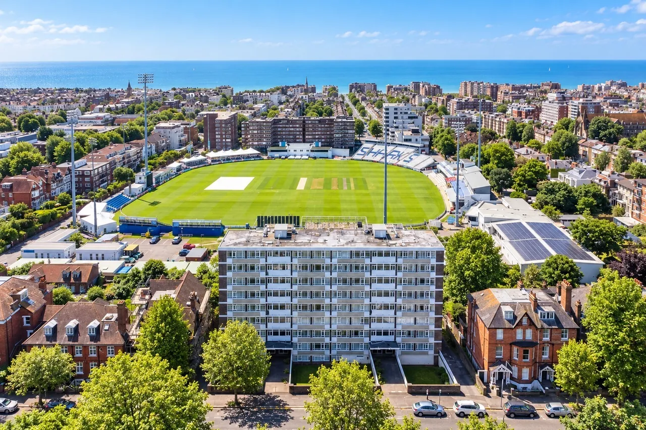 2 bed flat for sale, Cromwell Road, Hove, BN3