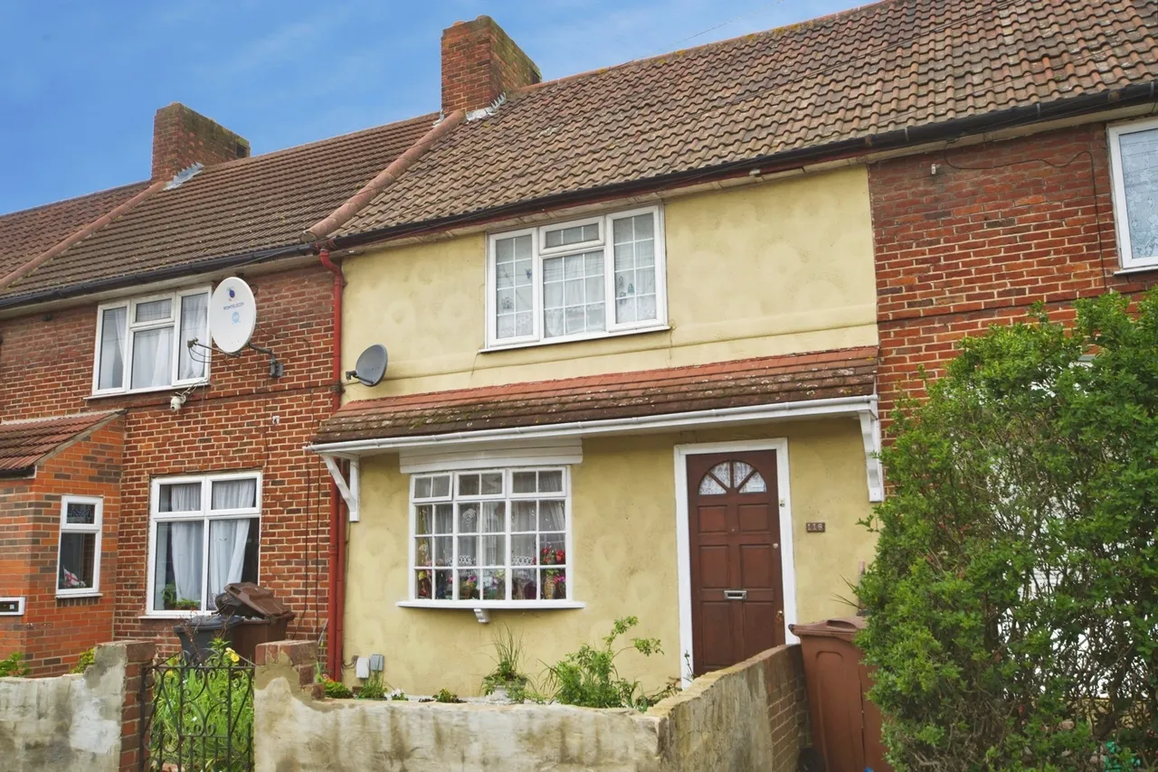 3 bed house for sale — Porters Avenue, Dagenham, RM8