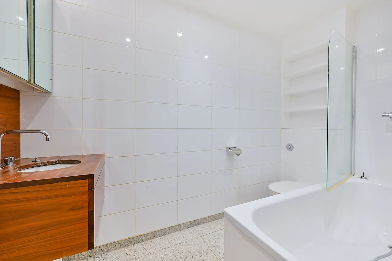 7 Woodgrange House, 429 Uxbridge Road, London, photo 8