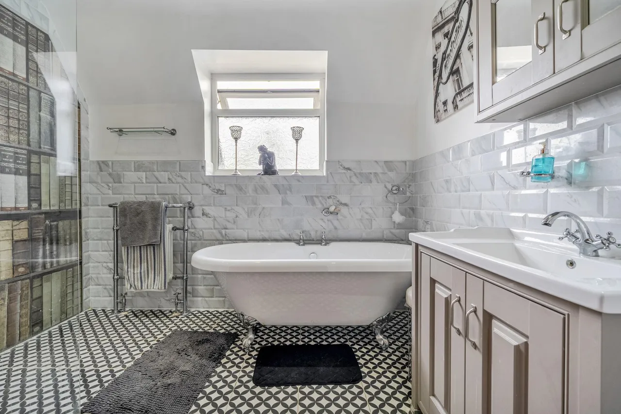 Eltham Palace Road, SE9, photo 6