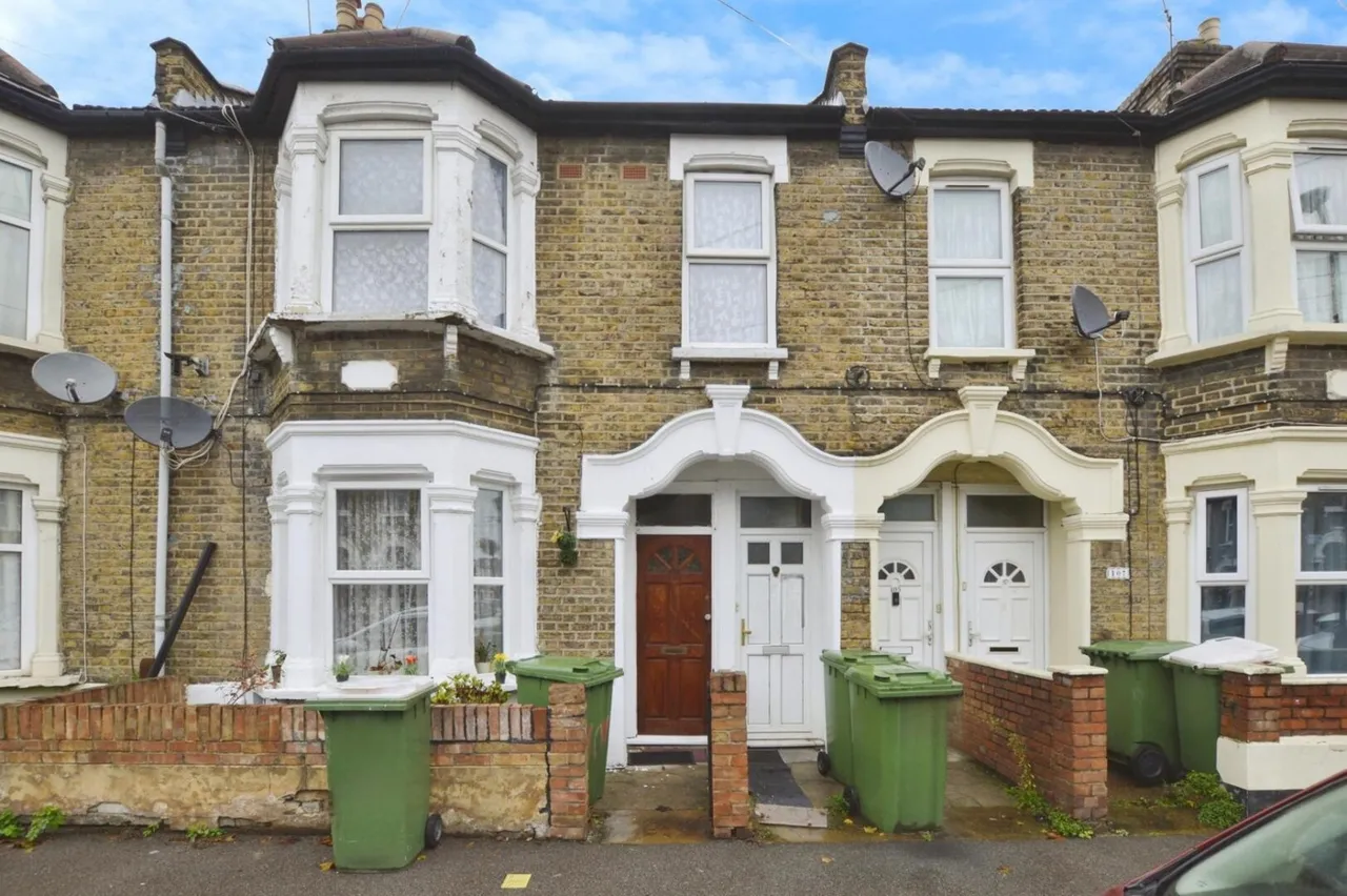 3 bed flat for sale — Kildare Road, London