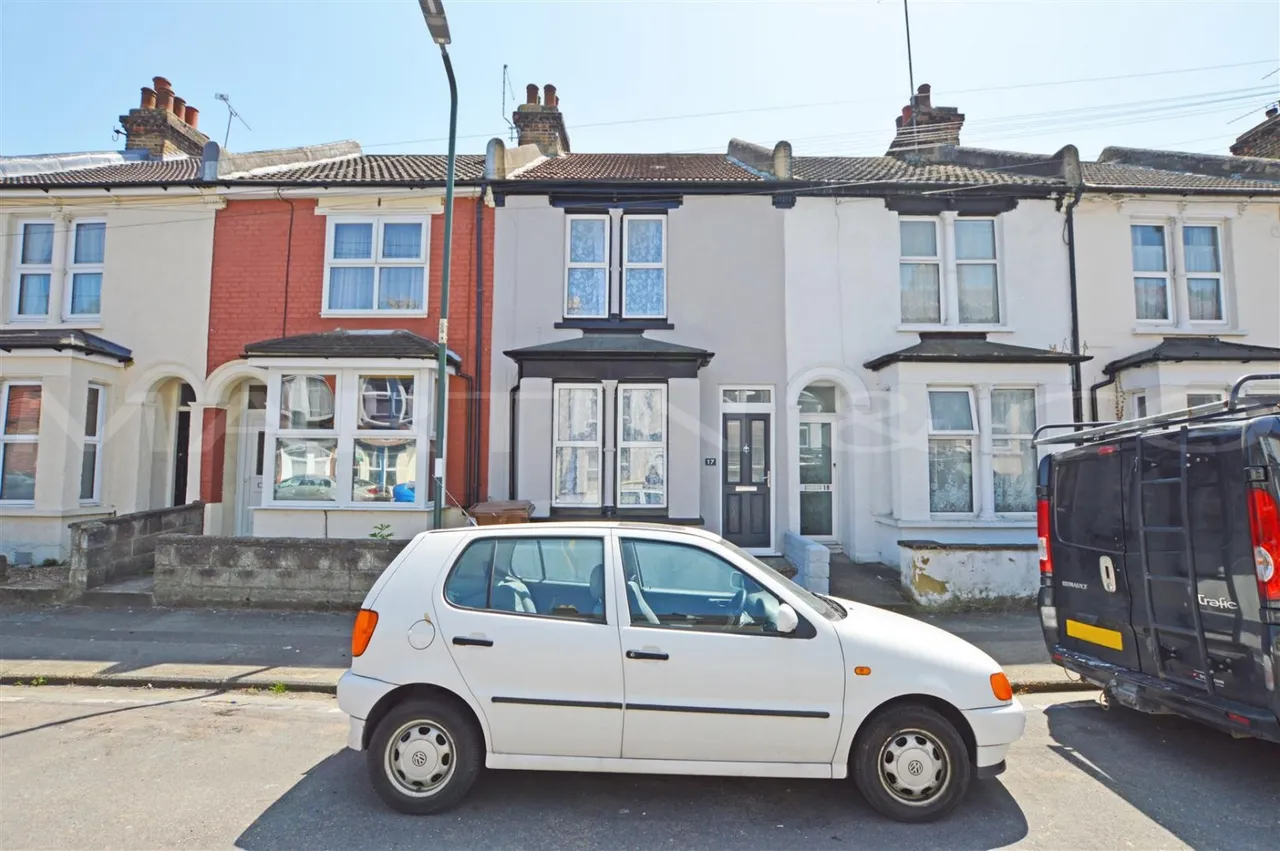 3 bed house to rent, Castle Avenue, ME1