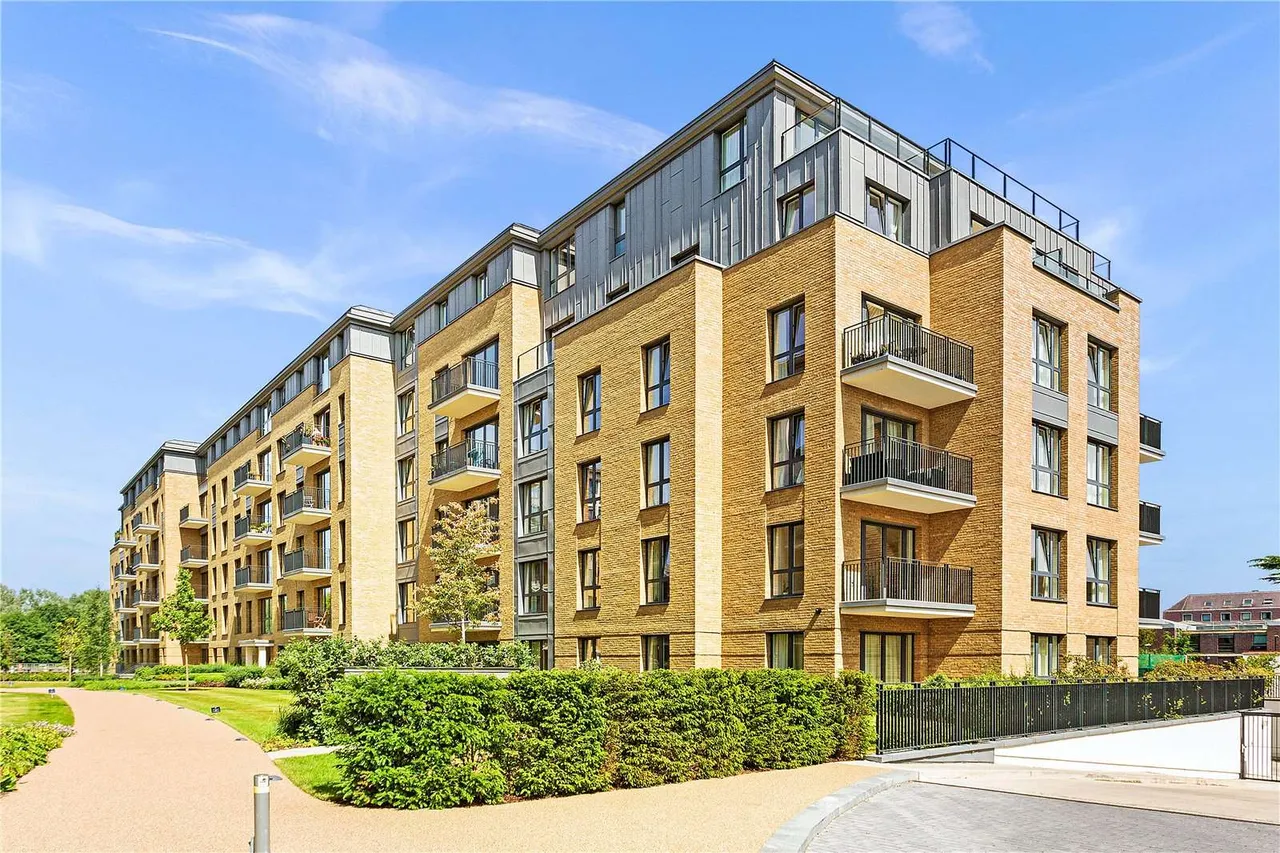 Pinewood Gardens, Teddington, TW11, photo 4