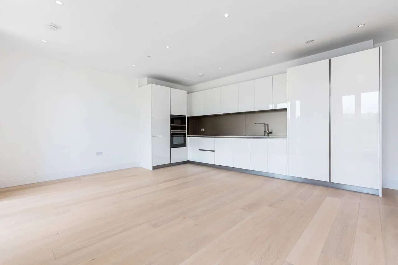 2 bed flat to rent, Pinewood Gardens, Teddington, TW11