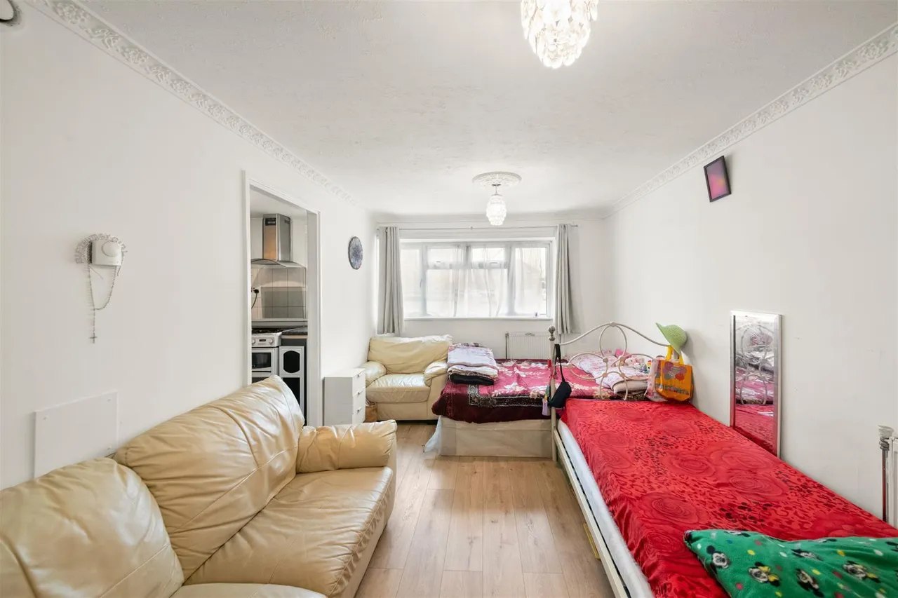 Midsummer Avenue, Hounslow, photo 4