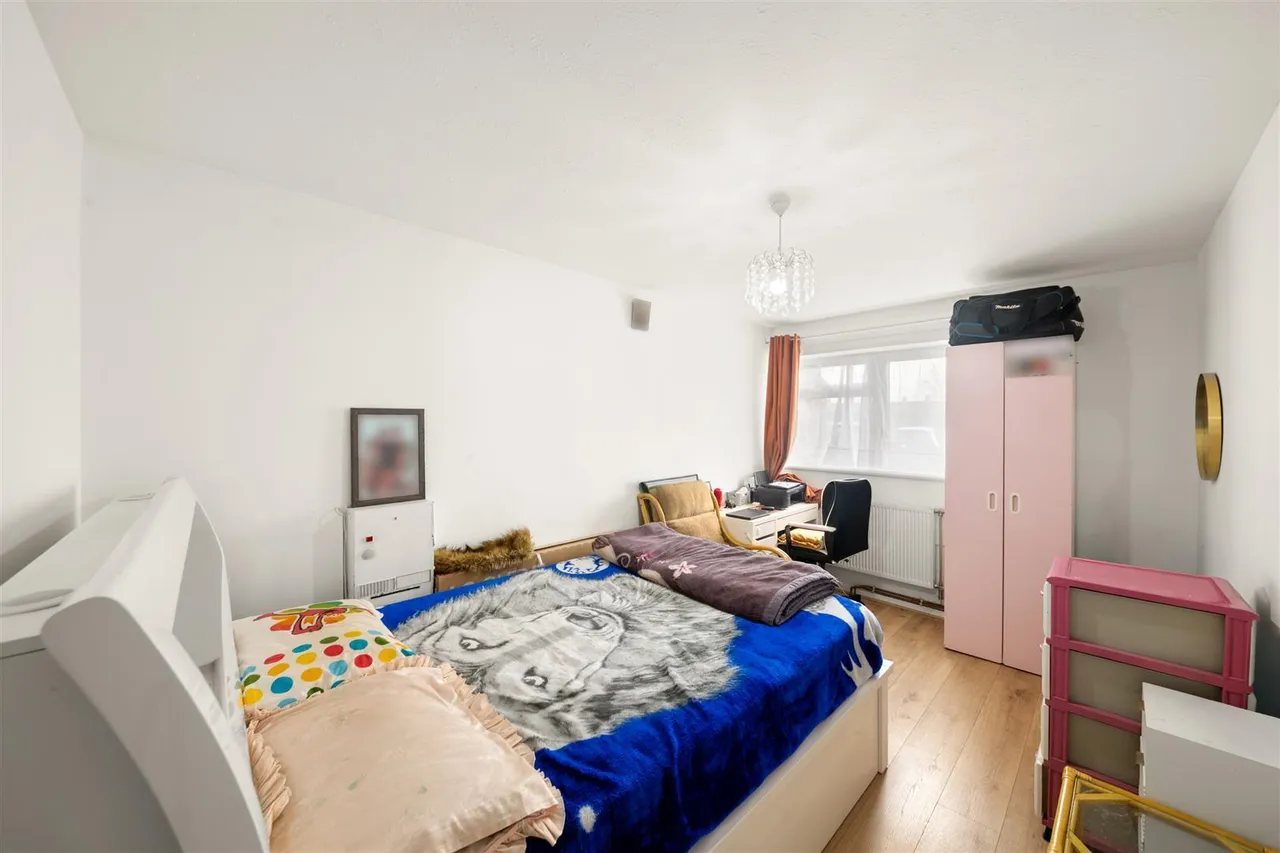 Midsummer Avenue, Hounslow, photo 6
