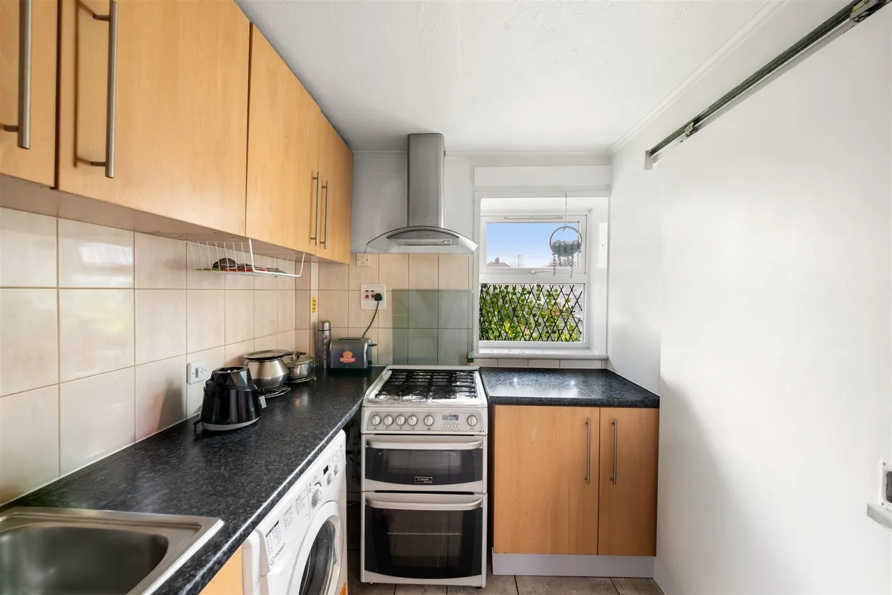 Midsummer Avenue, Hounslow, photo 3