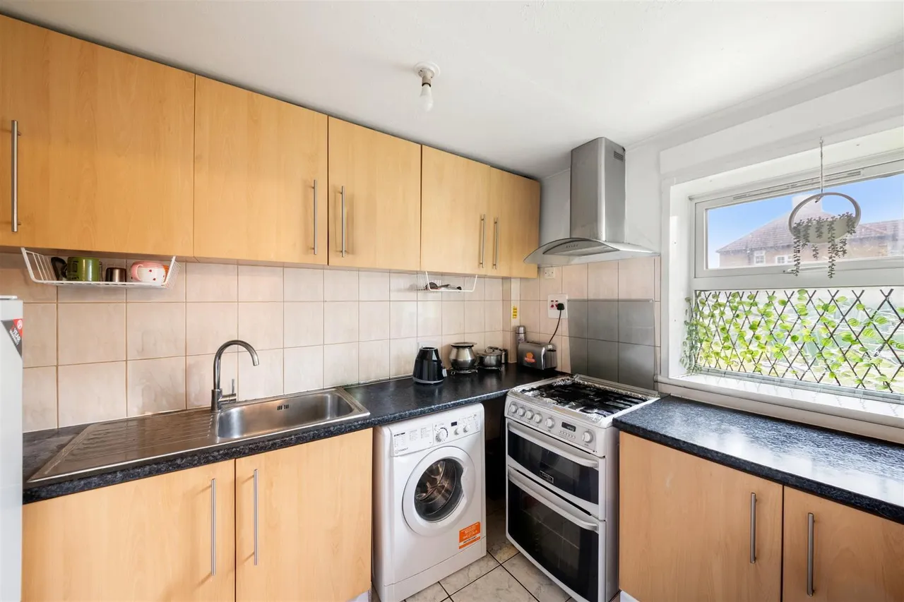 Midsummer Avenue, Hounslow, photo 5