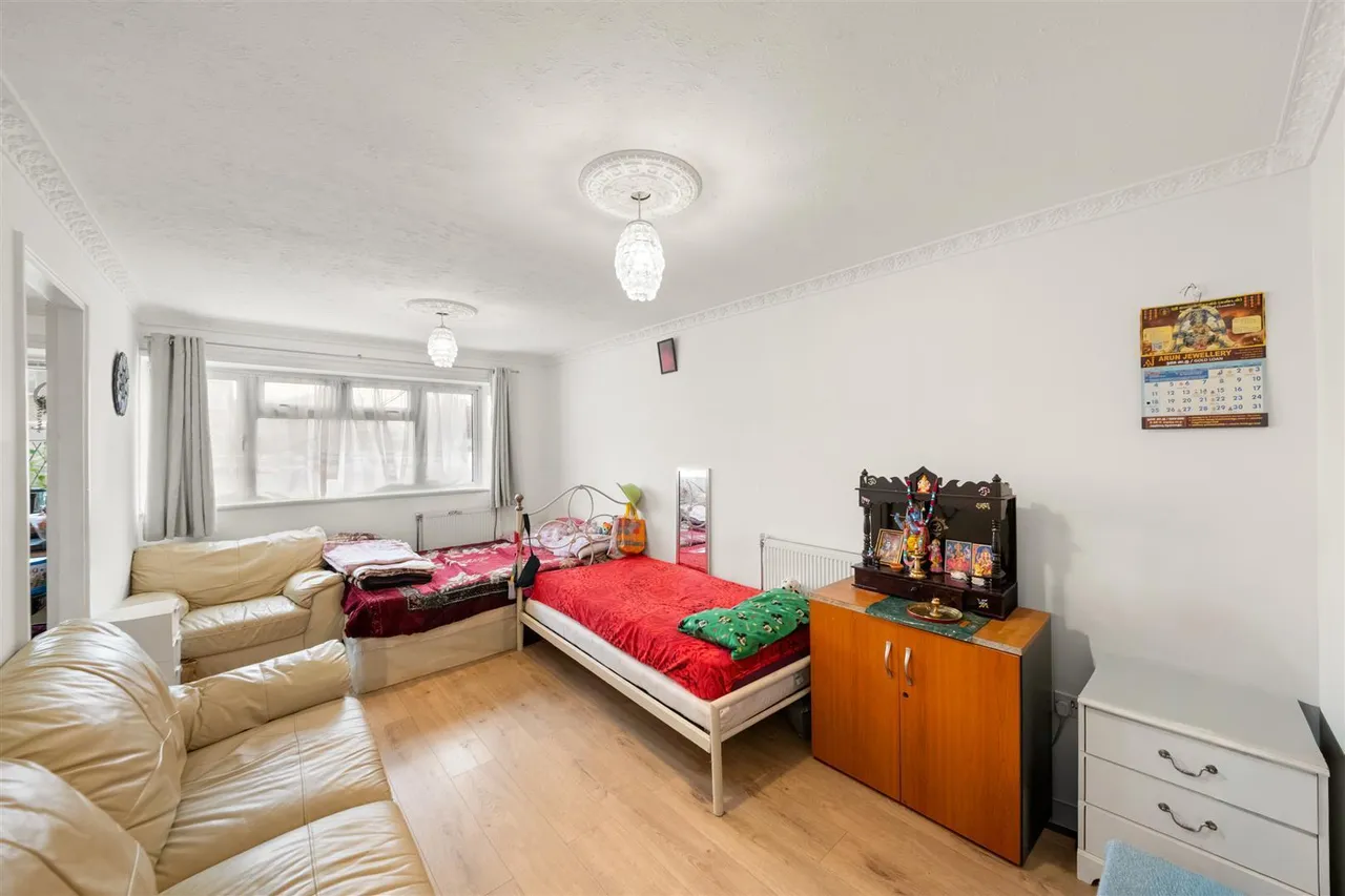 Midsummer Avenue, Hounslow, photo 2