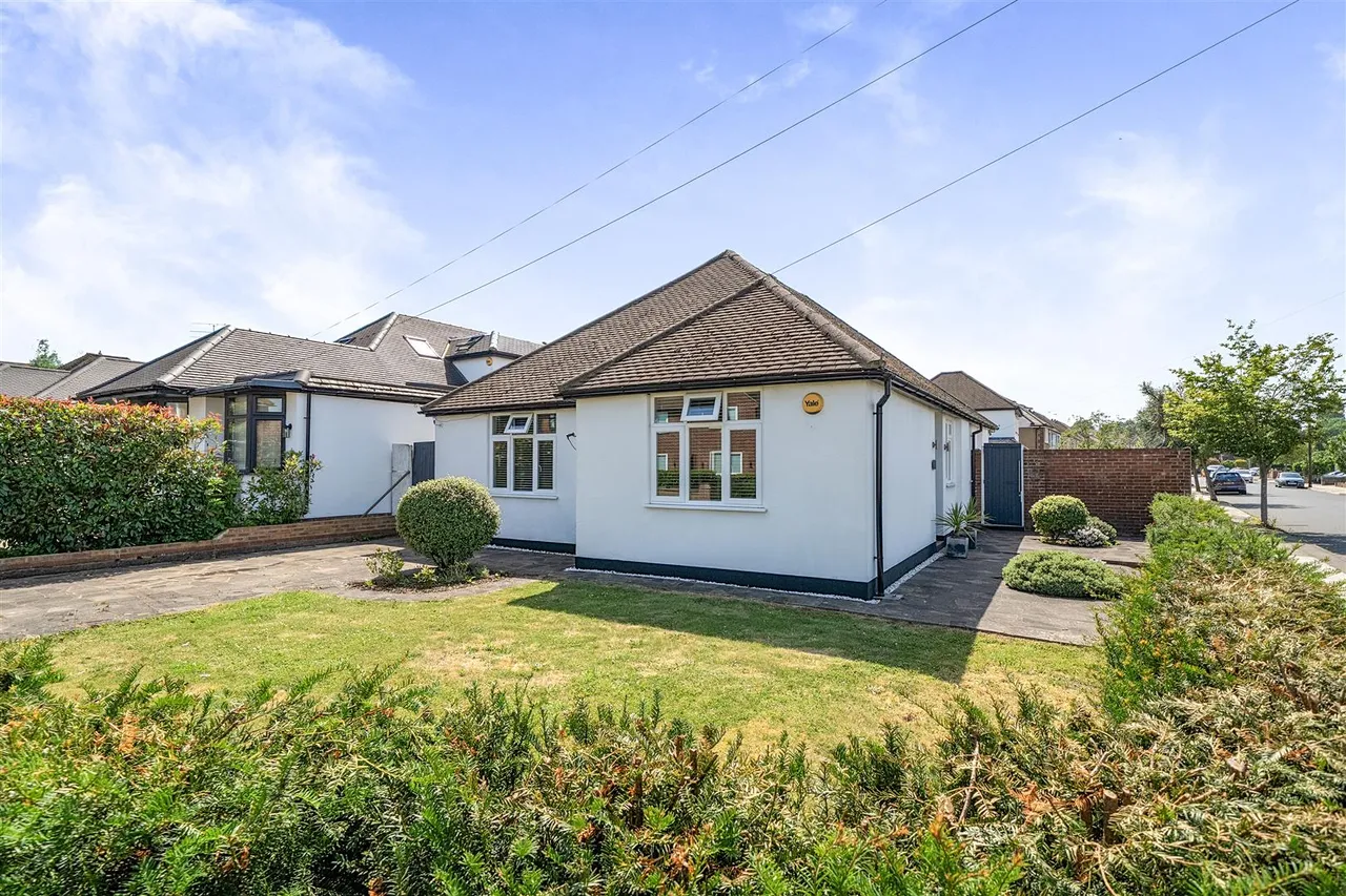 3 bed property for sale — Blaydon Close, Ruislip, HA4 8AD