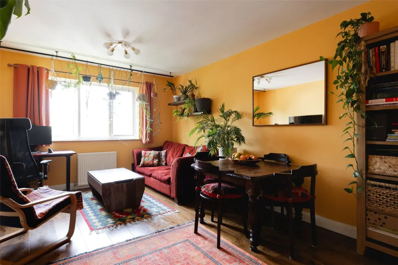 1 bed flat for sale — Guide £300,000 - £325,000 Hewison Street, Bow, E3
