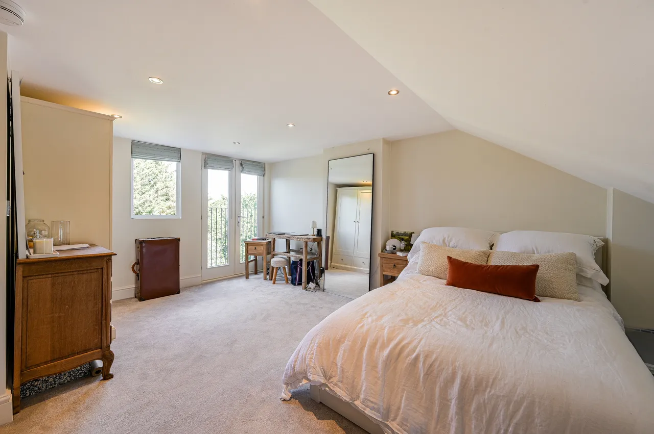 18 Meadowcourt Road, London, photo 6