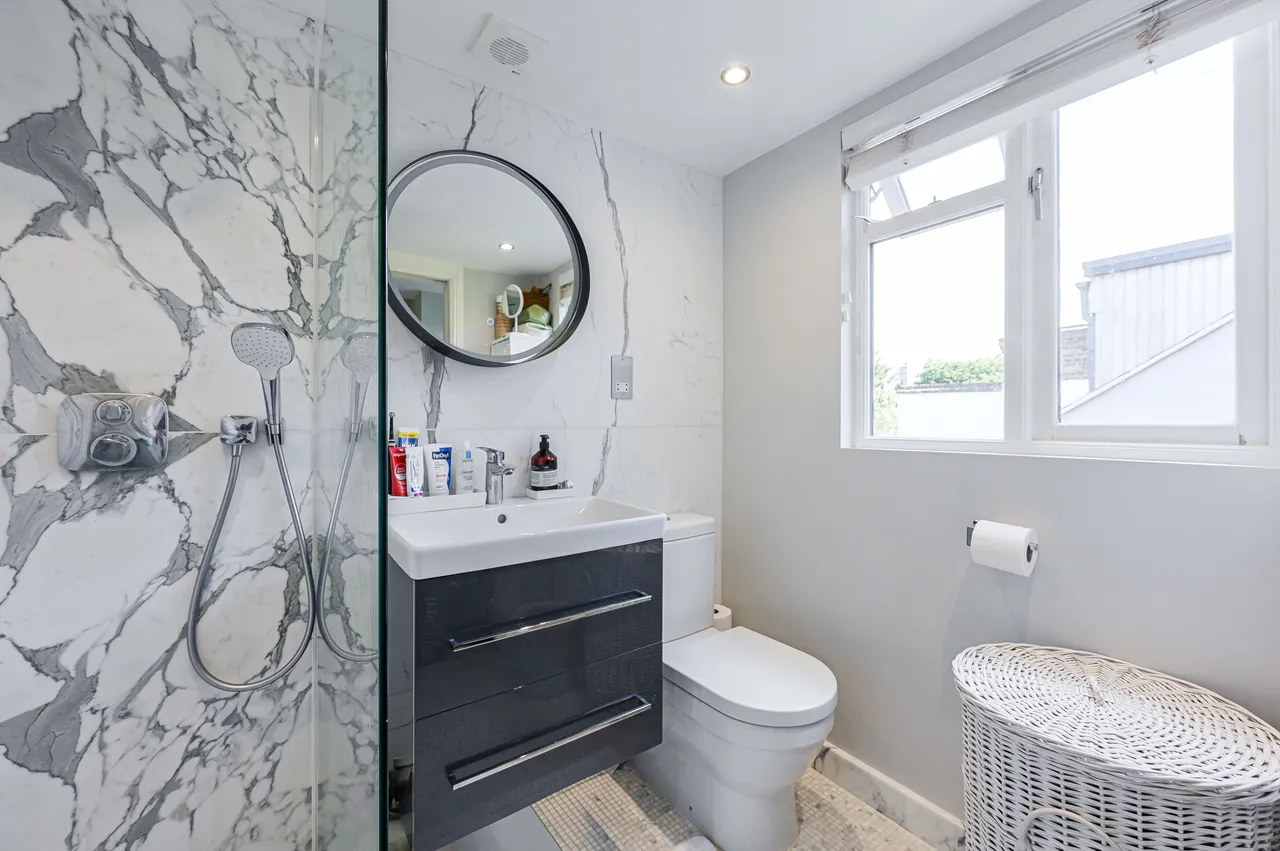 18 Meadowcourt Road, London, photo 9