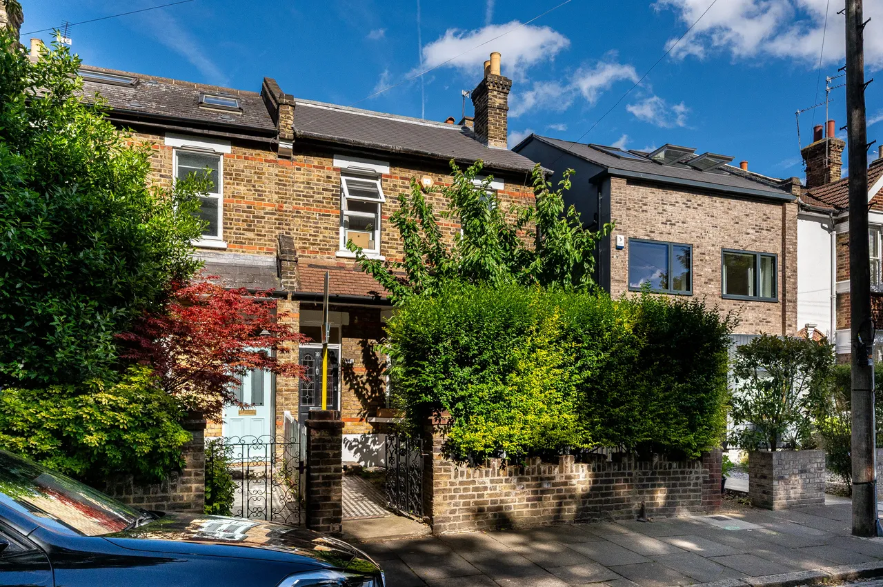 4 bed house for sale — 18 Meadowcourt Road, London