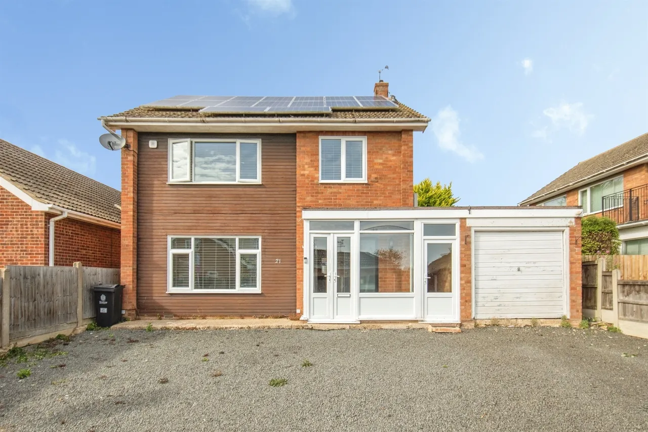 3 bed house for sale — Richmond Crescent, Harwich