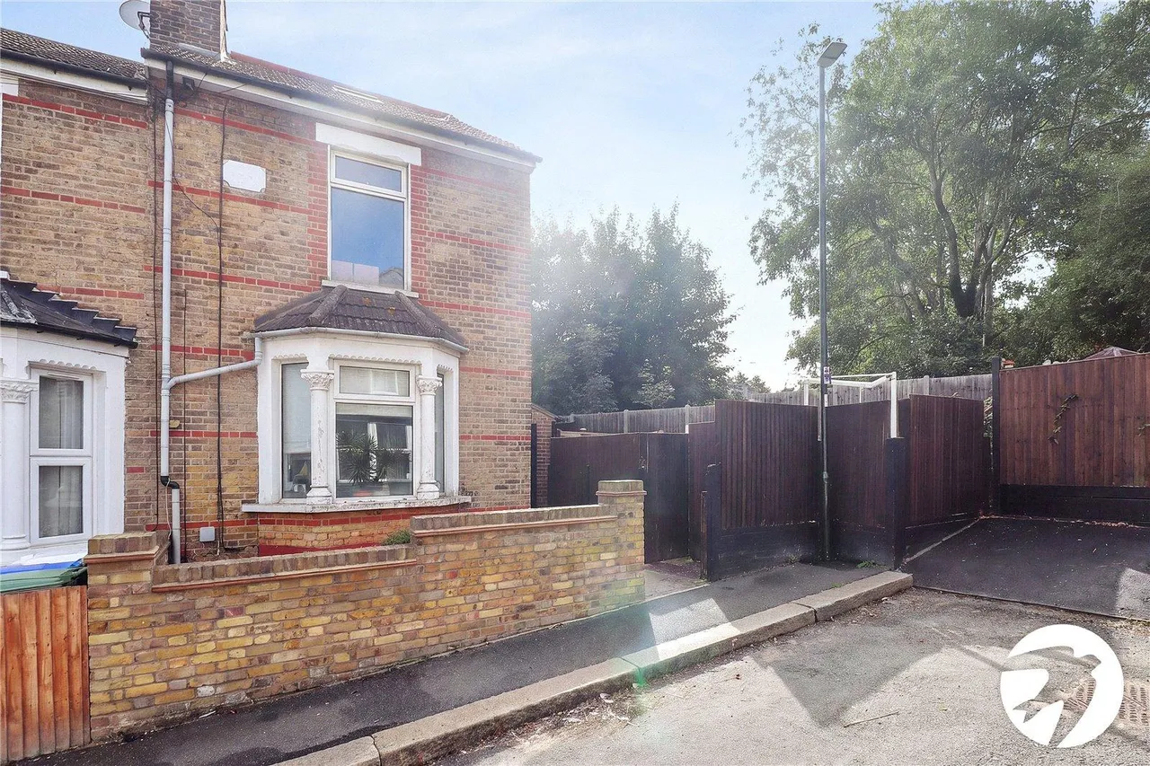 4 bed house for sale, Willis Road, DA8