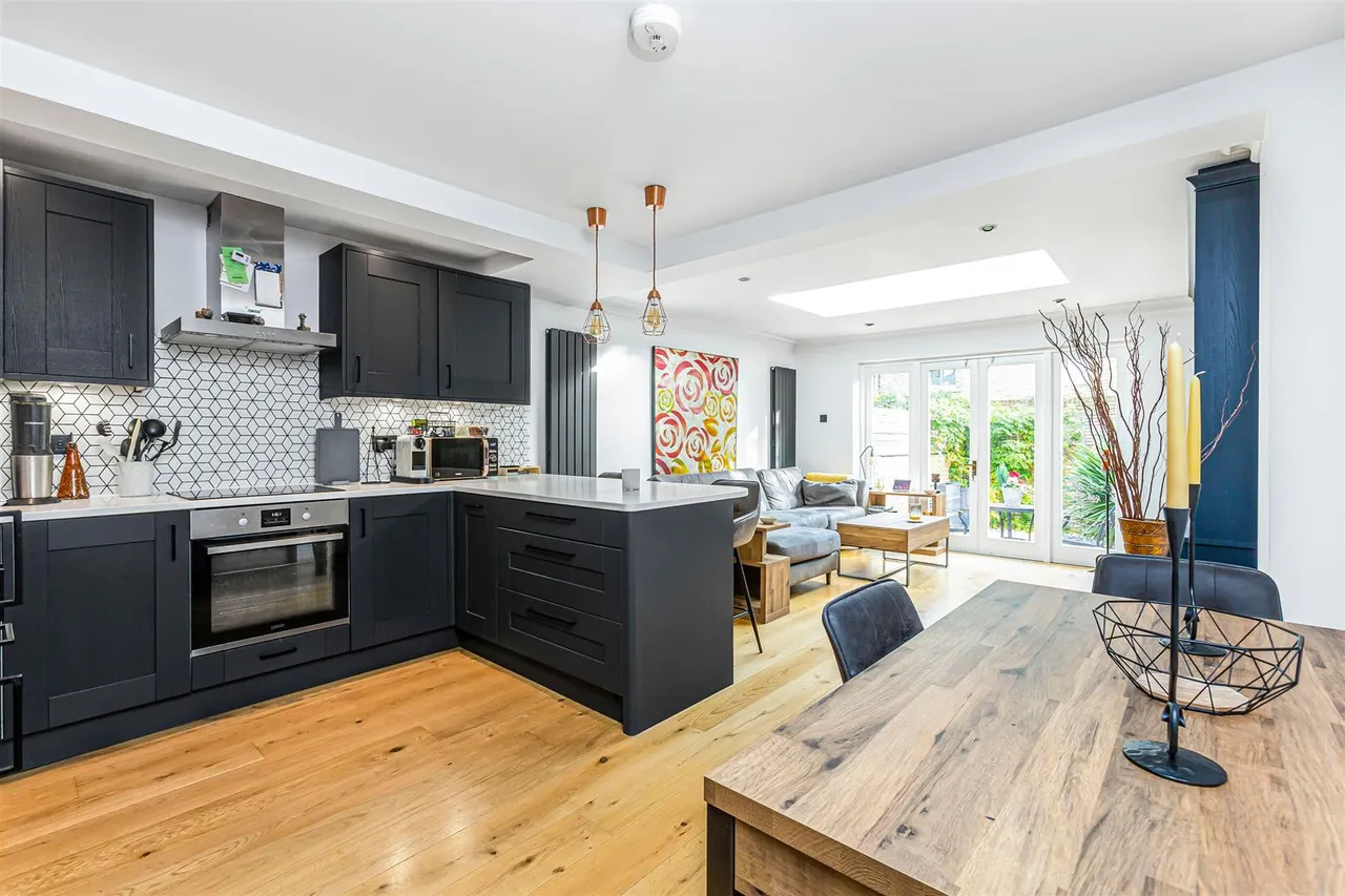 2 bed flat to rent, Bendemeer Road, Putney, SW15