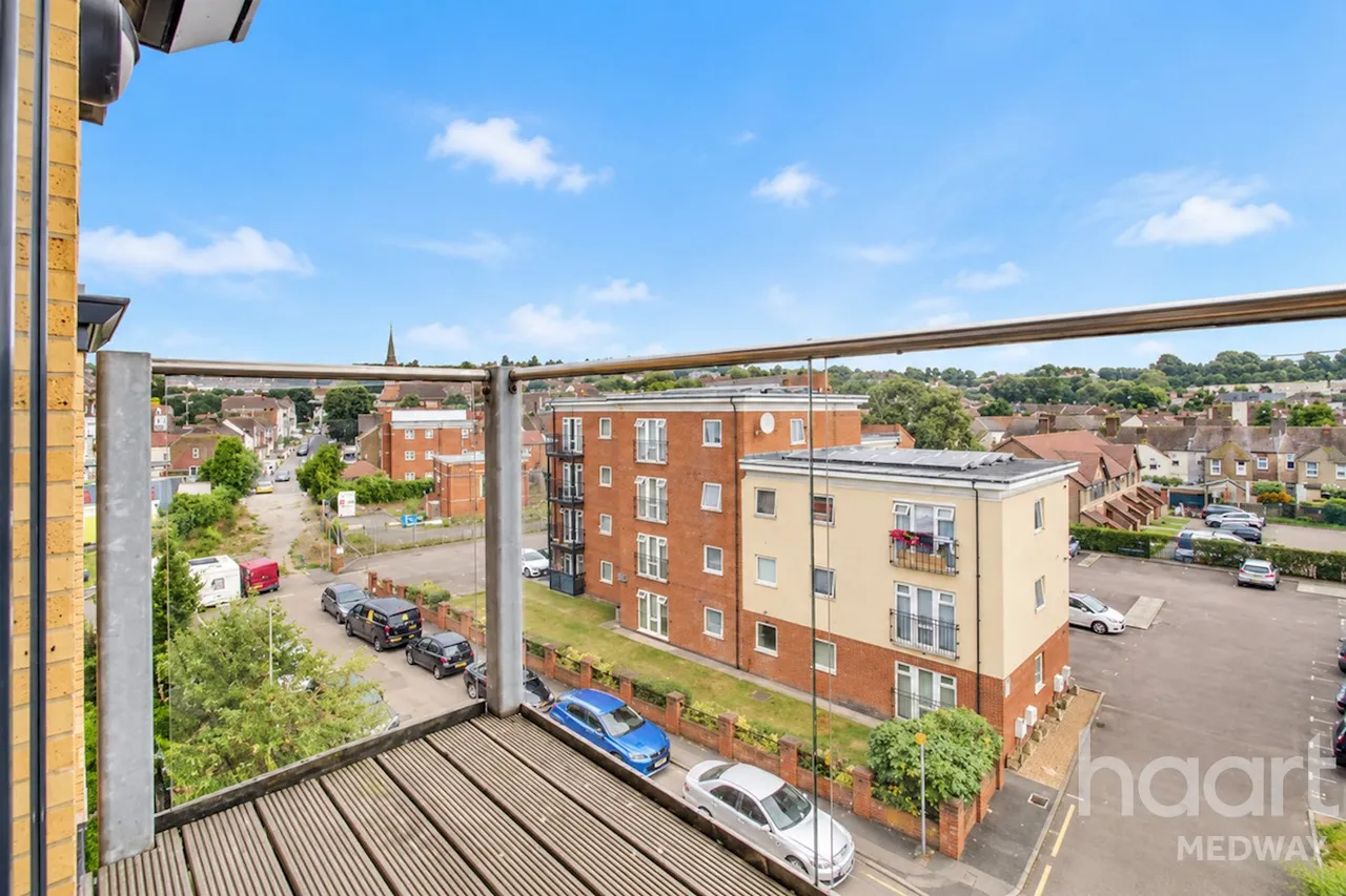 2 bed flat for sale, Station Road, Rochester, ME2
