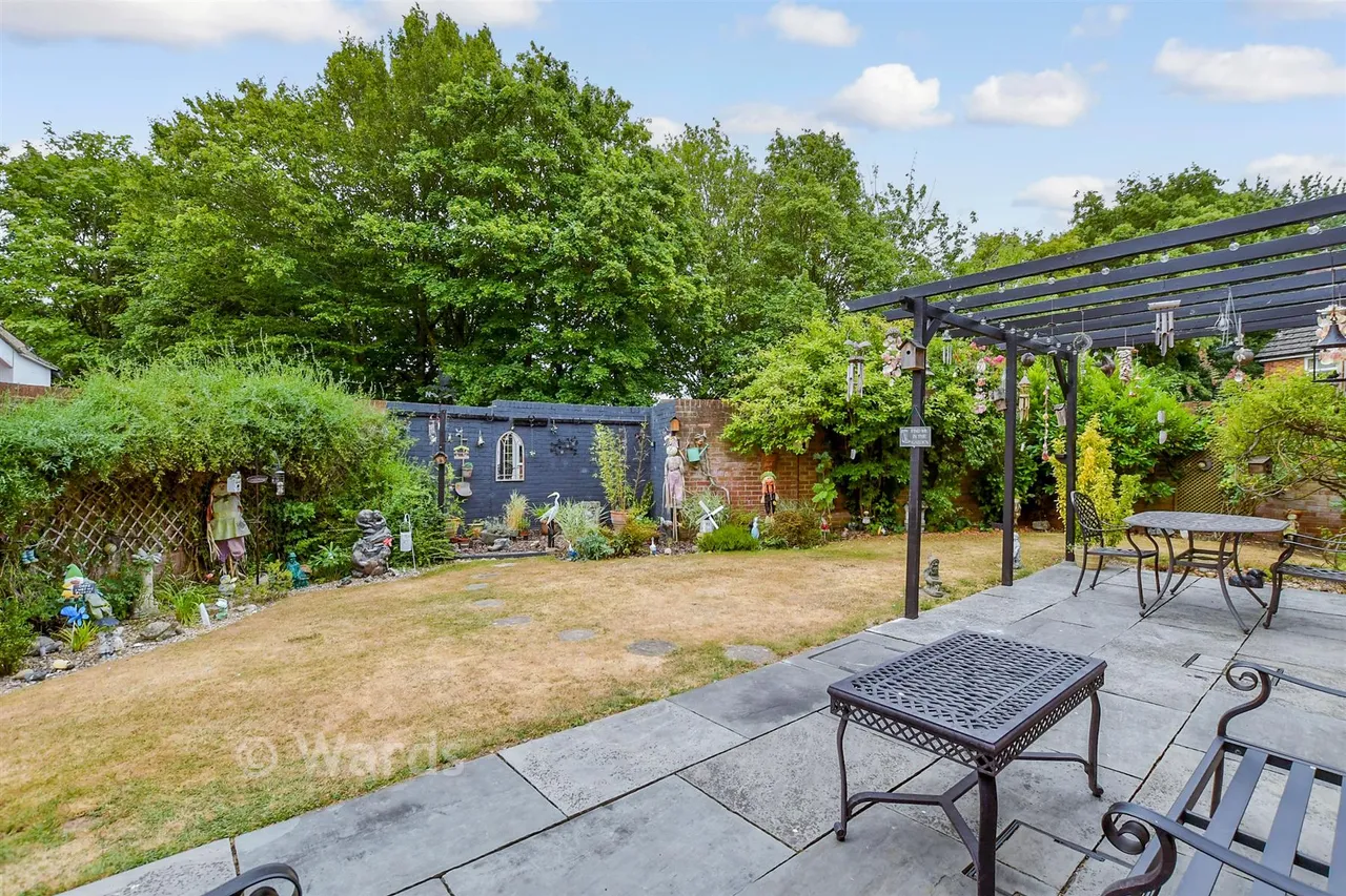 Crabtree Close, Kings Hill, ME19, photo 2