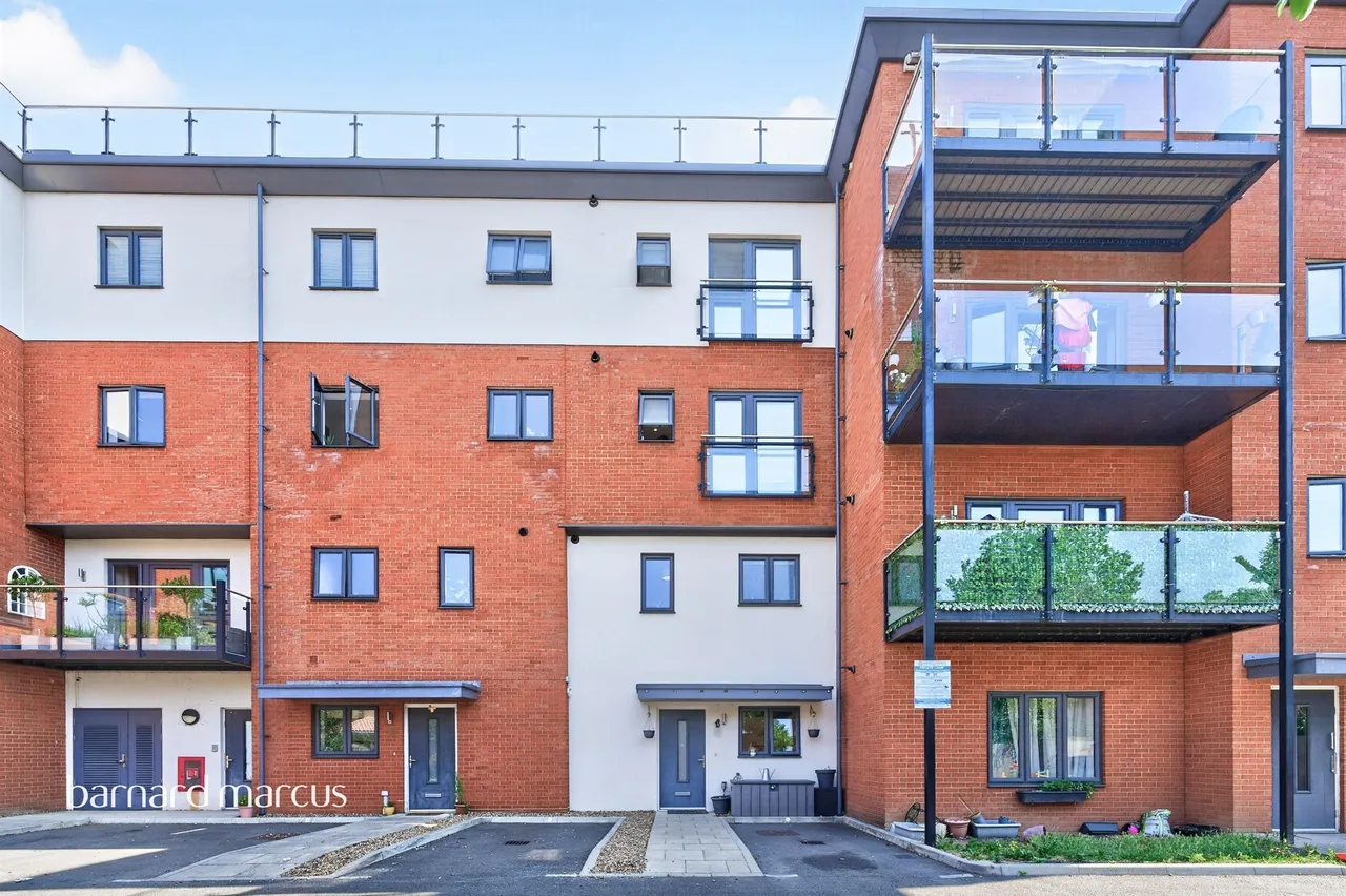 2 bed flat for sale, Park Road, Feltham, TW13