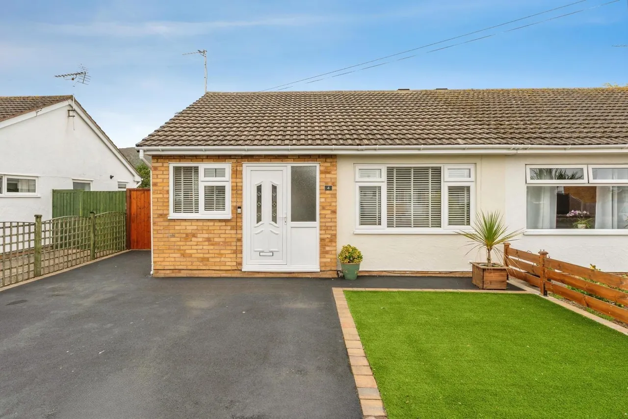 2 bed flat for sale, Rochester Drive, Prestatyn, LL19