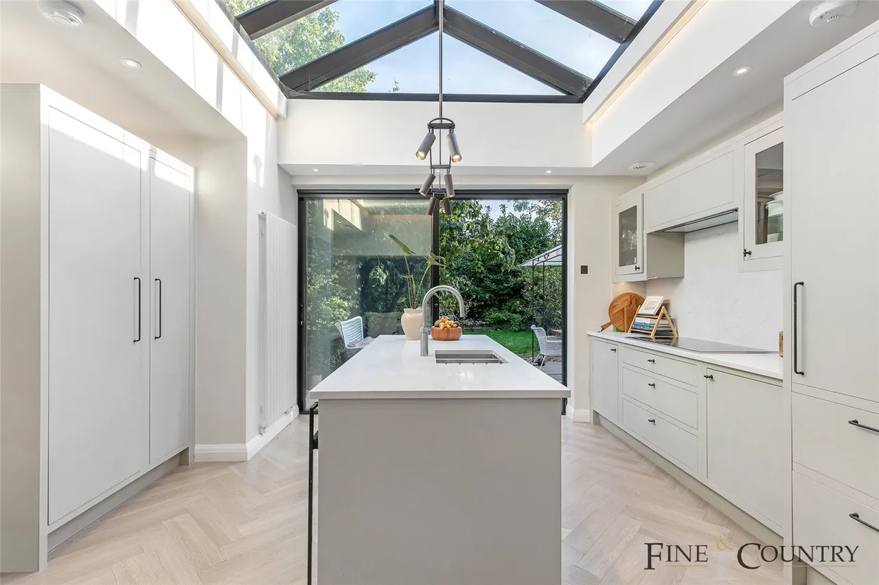 Brondesbury Villas, London, photo 3
