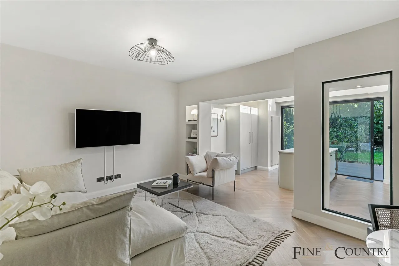 Brondesbury Villas, London, photo 2