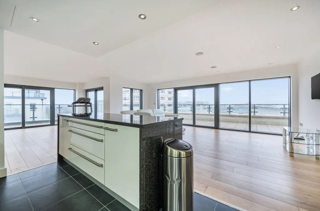 Boulevard Drive, Beaufort Park, NW9, photo 2