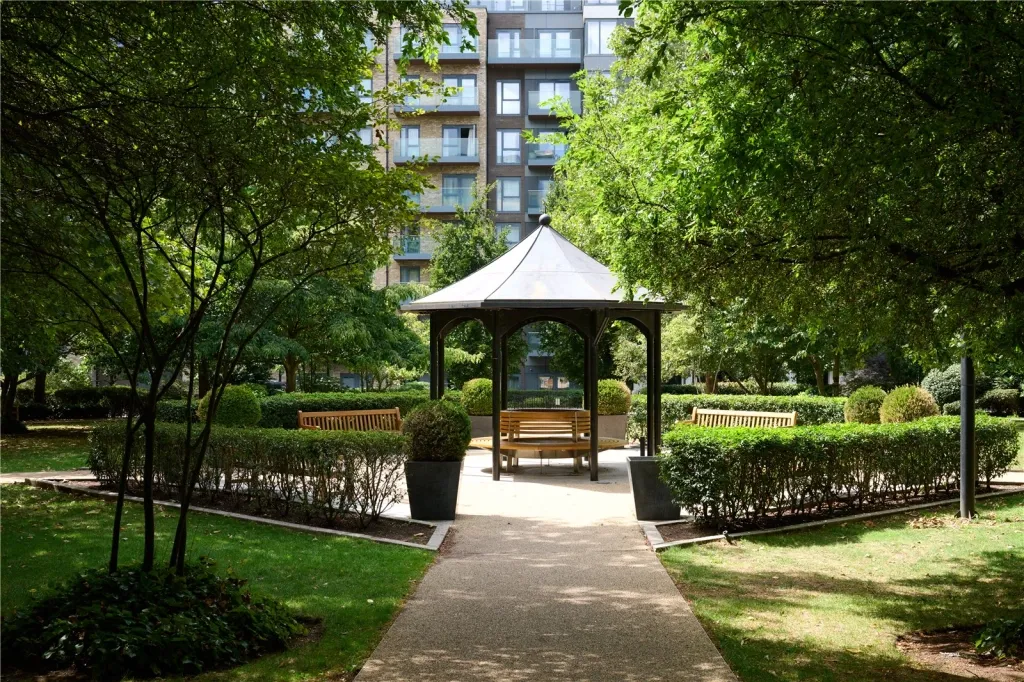 Boulevard Drive, Beaufort Park, NW9, photo 25