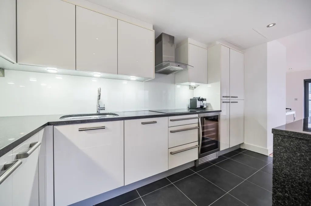 Boulevard Drive, Beaufort Park, NW9, photo 8