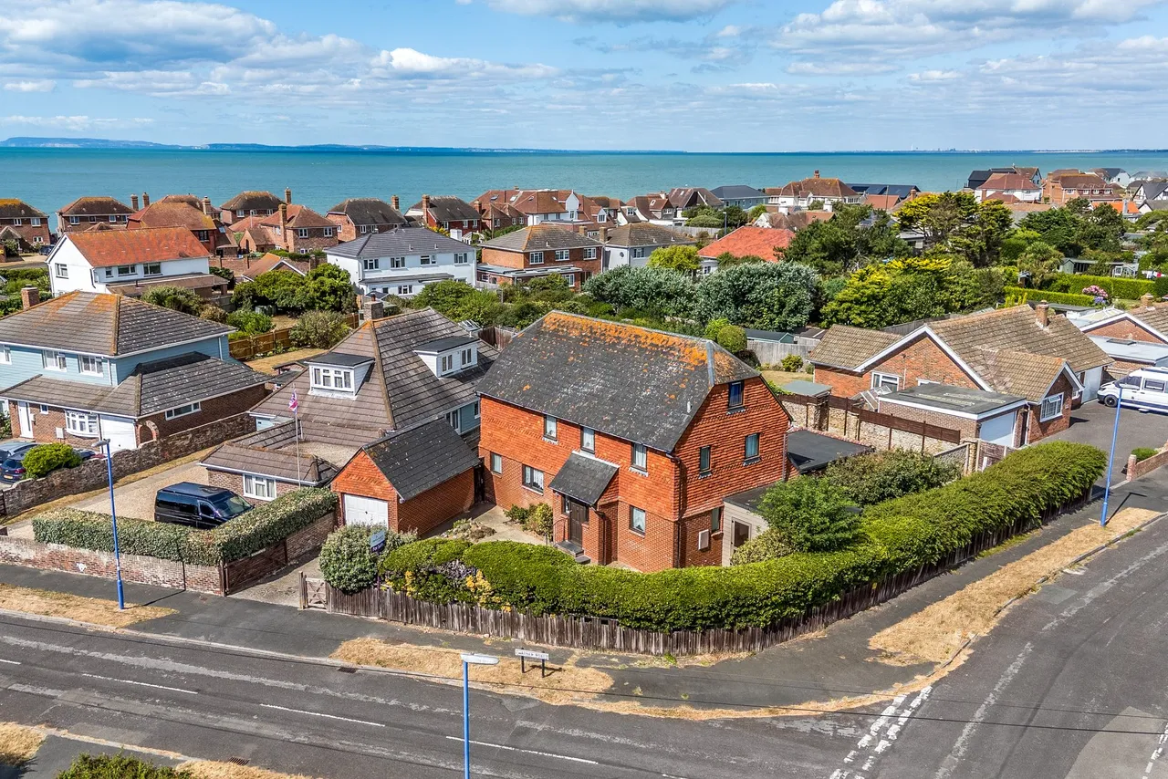 4 bed property for sale, Warner Road, Selsey, PO20