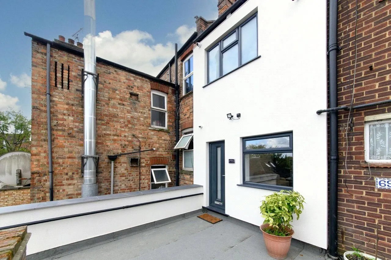 High Road, London, N12, photo 17