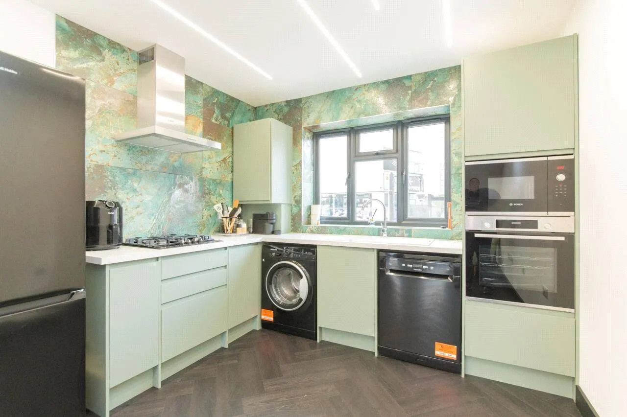 High Road, London, N12, photo 6