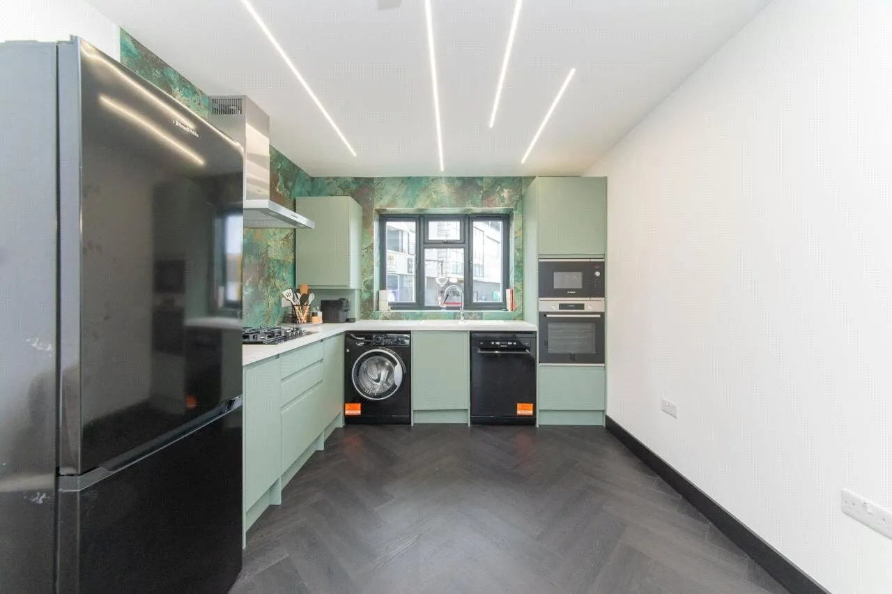 High Road, London, N12, photo 5