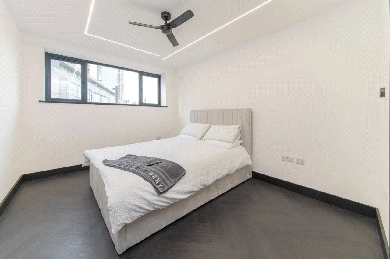 High Road, London, N12, photo 13