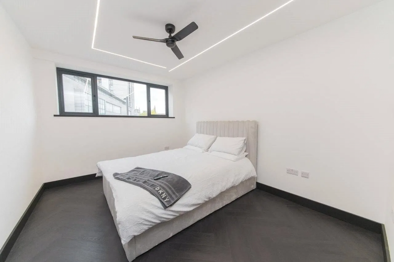 High Road, London, N12, photo 10