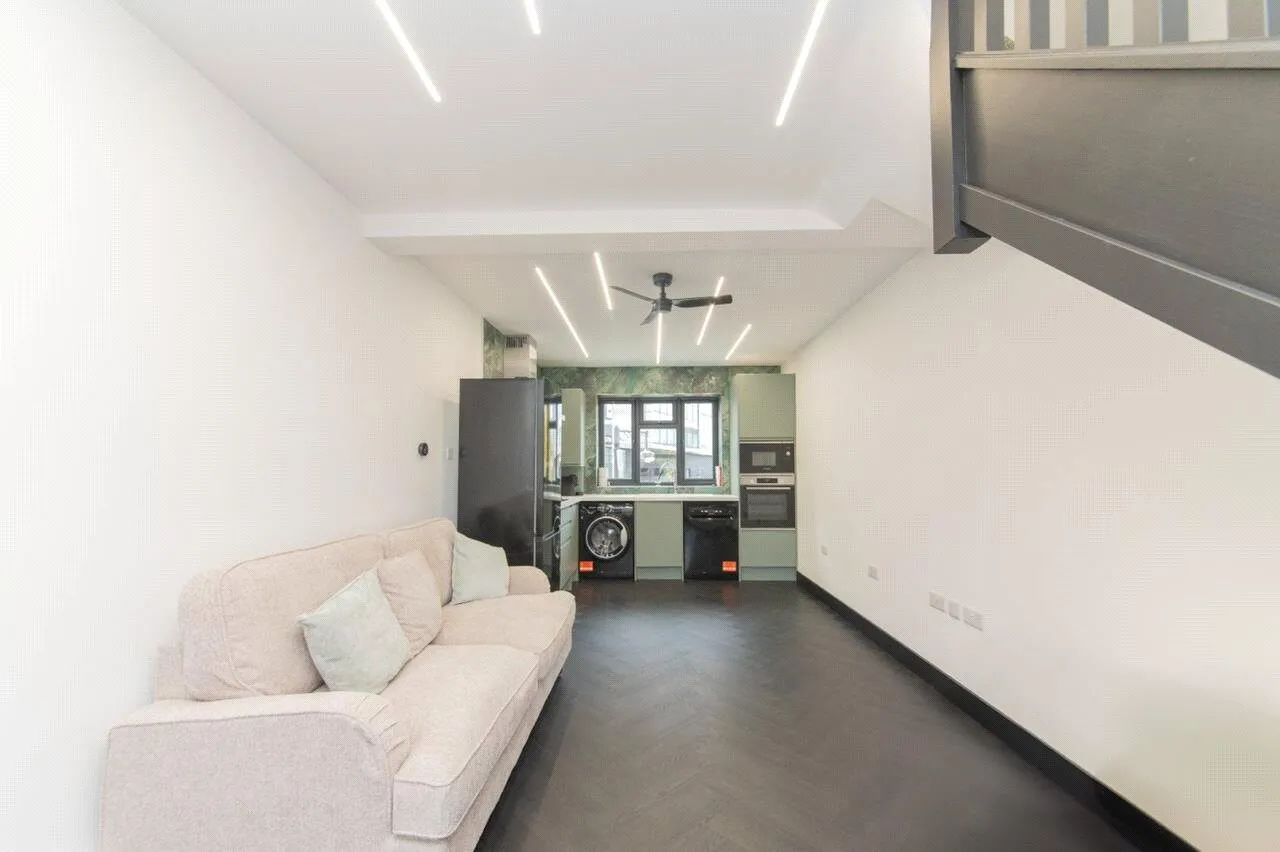 High Road, London, N12, photo 3