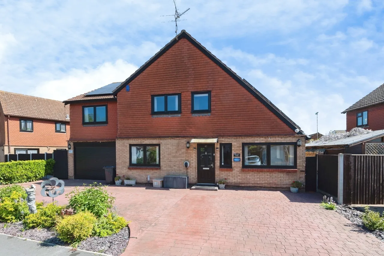 5 bed house for sale — Brackley Crescent, Basildon, SS13