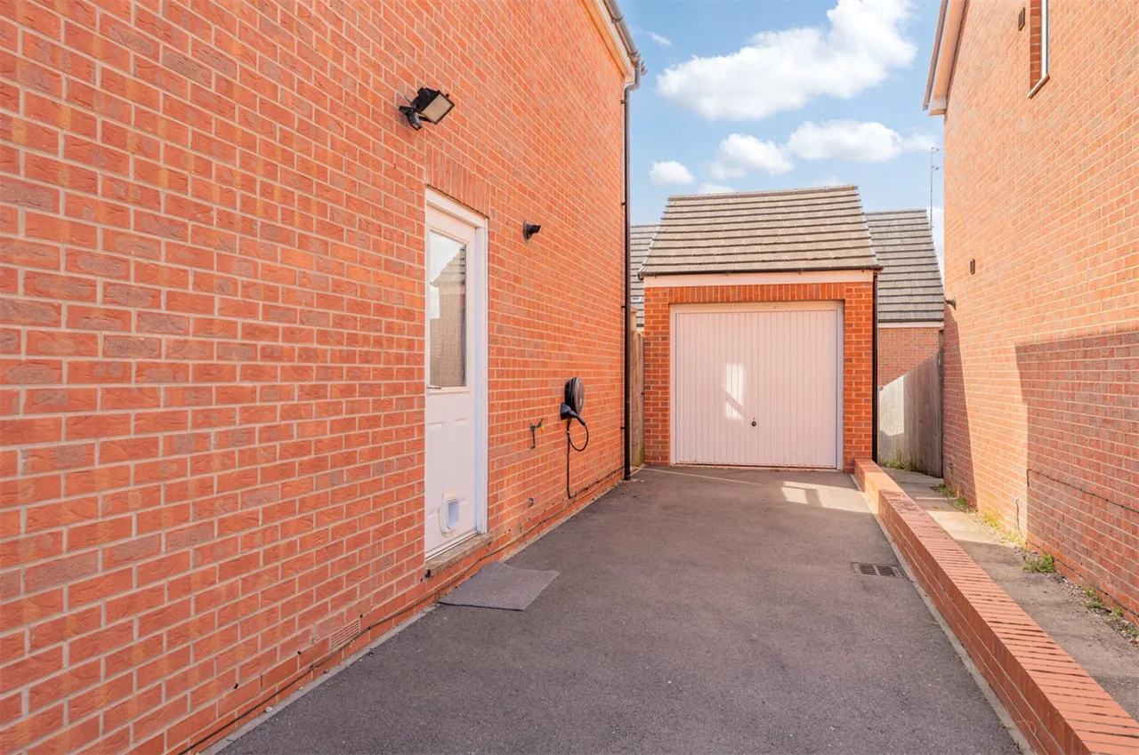 3 bed house for sale — Biffin Way, Whitnash, Leamington Spa, Warwickshire, CV31