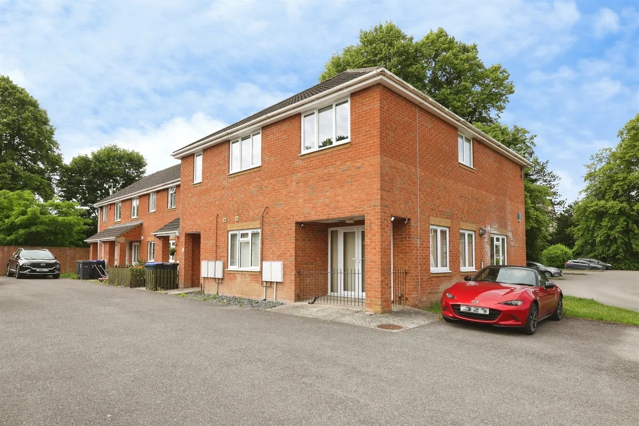 3 bed flat for sale — Partridge Way, Old Sarum, Salisbury