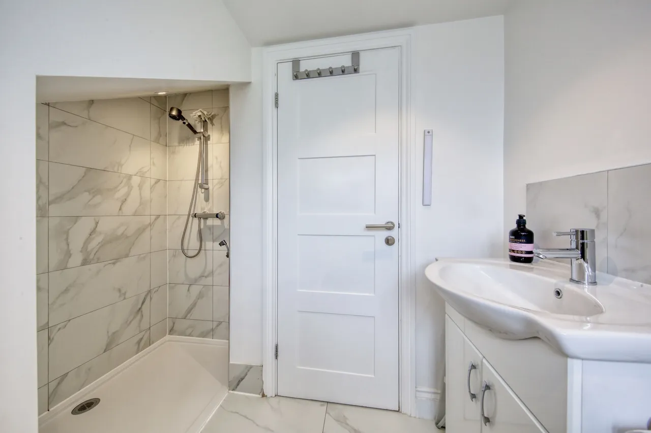 High Street, Hampton Wick, KT1 4DB, photo 6